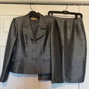 NWOT GORGEOUS KASPER WONANS GREY 2piece SUIT WITH BEAD TRIM SIZE 6